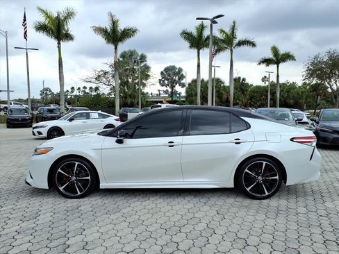 Used 2020 Toyota Camry XSE image 2