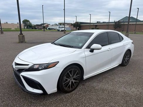 Used 2023 Toyota Camry SE FWD image 2