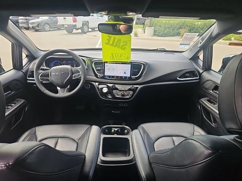 Used 2025 Chrysler Pacifica Select FWD image 38