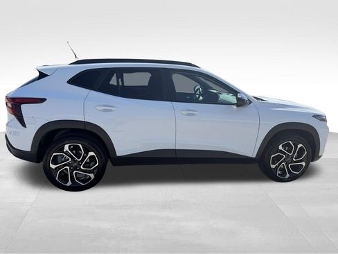 Used 2025 Chevrolet Trax RS w/ Sunroof Package FWD image 4