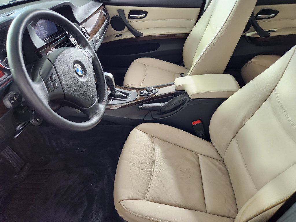 Used 2011 BMW 335i xDrive Sedan AWD/4WD image 12