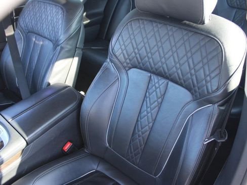 Used 2018 BMW 750i image 25