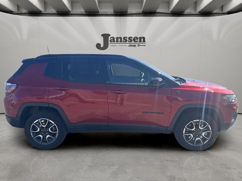 Used 2025 Jeep Compass Trailhawk image 5