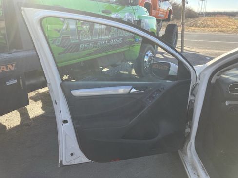 Used 2010 Volkswagen Golf 4-Door image 16