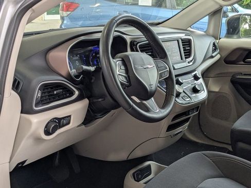 Used 2022 Chrysler Voyager LX FWD image 2