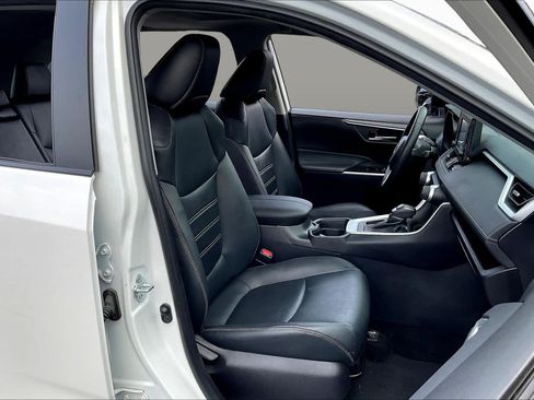 Used 2021 Toyota RAV4 XLE Premium w/ Carpet Mat Package (TMS) FWD image 8