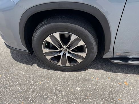 Used 2023 Toyota Highlander XLE FWD image 11