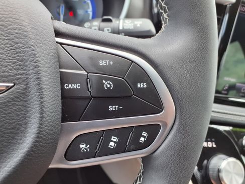 Used 2023 Chrysler Pacifica Touring-L FWD image 12