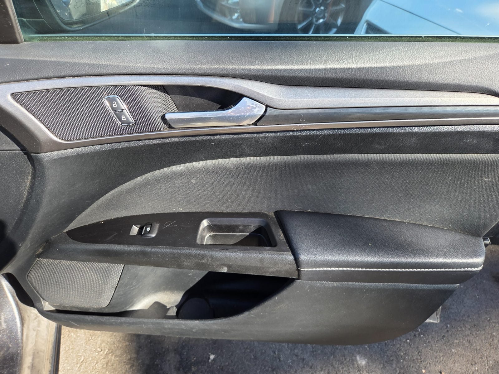 Used 2017 Ford Fusion SE w/ Equipment Group 201A FWD image 12