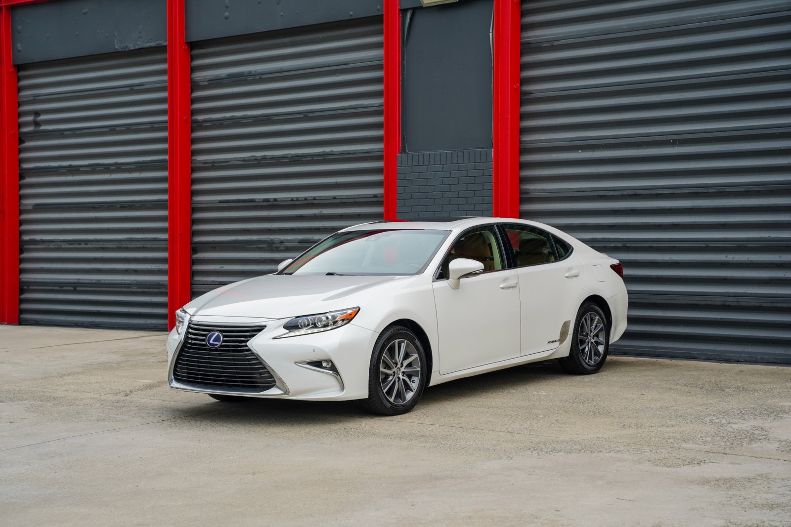 Used 2016 Lexus ES 300h w/ Ultra Luxury Package FWD image 1