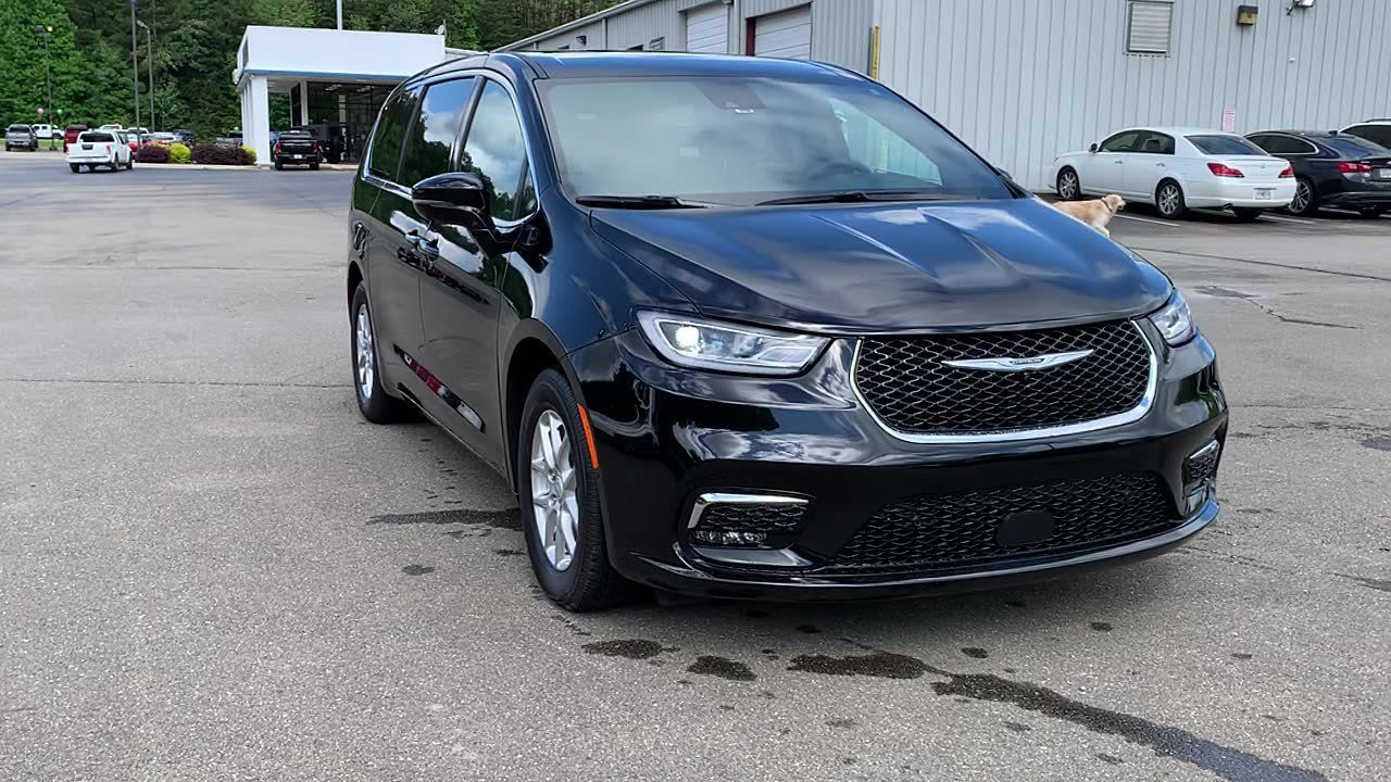 Used 2025 Chrysler Pacifica Select FWD image 6