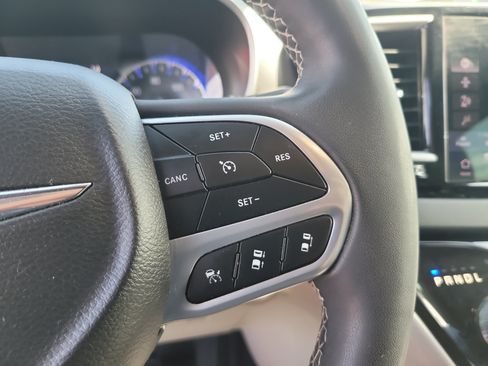 Used 2023 Chrysler Pacifica Touring-L FWD image 27