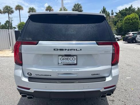 Used 2026 GMC Yukon Denali w/ Denali Reserve Package AWD/4WD image 3