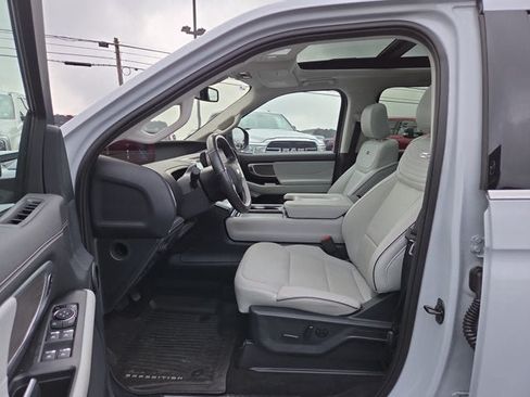 Used 2025 Ford Expedition Platinum w/ Platinum Ultimate Package AWD/4WD image 11