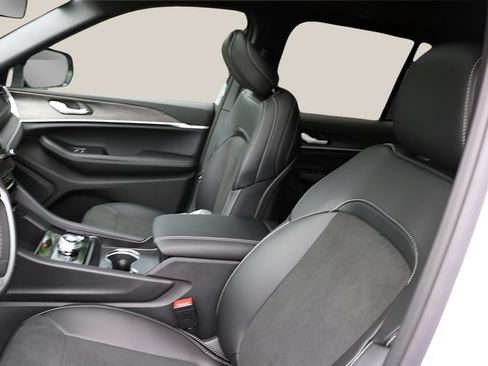 New 2026 Jeep Grand Cherokee Altitude RWD image 11