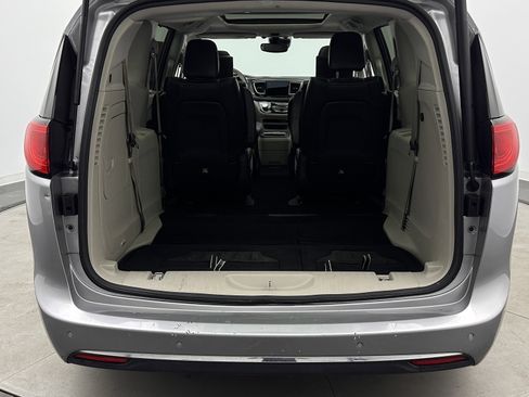 Used 2018 Chrysler Pacifica Limited w/ Advanced Safetytec Group FWD image 29