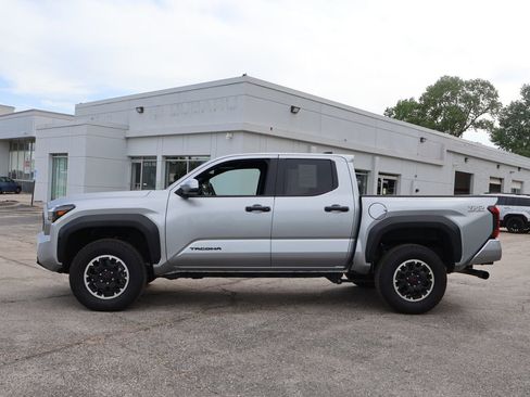 Used 2025 Toyota Tacoma TRD Off-Road AWD/4WD image 5