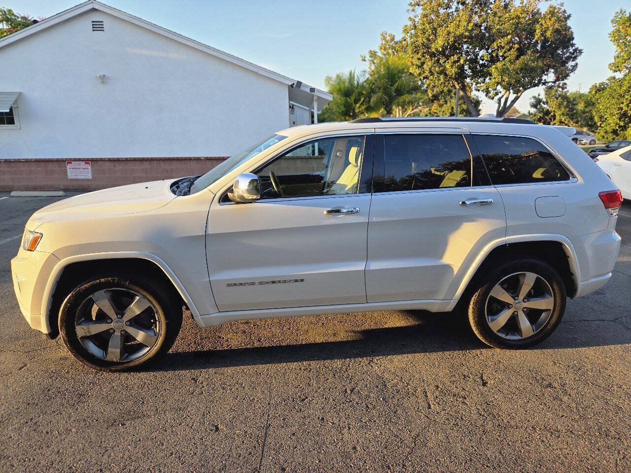 Used 2015 Jeep Grand Cherokee Overland w/ Advanced Technology Group AWD/4WD image 7