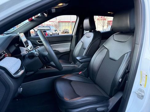 Used 2024 Jeep Compass Latitude image 10