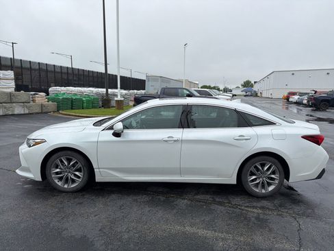 Used 2019 Toyota Avalon XLE w/ Moonroof Package FWD image 3