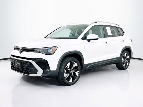 Used 2025 Volkswagen Taos SE AWD/4WD image 3