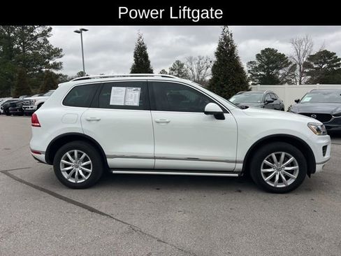Used 2016 Volkswagen Touareg Sport image 10