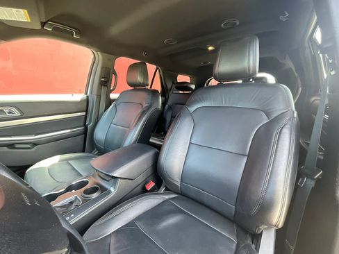 Used 2018 Ford Explorer XLT w/ Equipment Group 202A FWD image 10