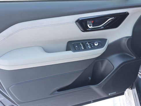 Certified 2025 Subaru Forester Limited image 34