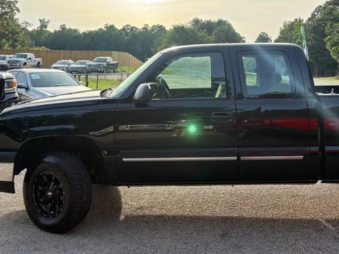 Used 2004 Chevrolet Silverado 1500 LS w/ Light Duty Power Package AWD/4WD image 4