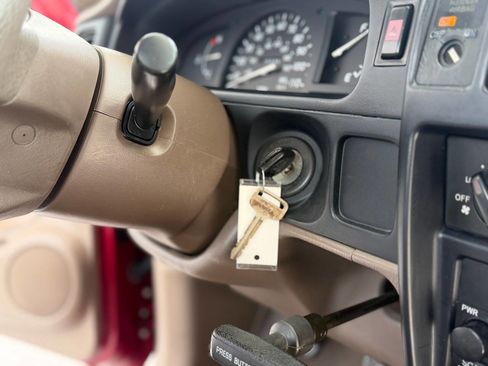 Used 2002 Toyota Tacoma 2WD Regular Cab image 74