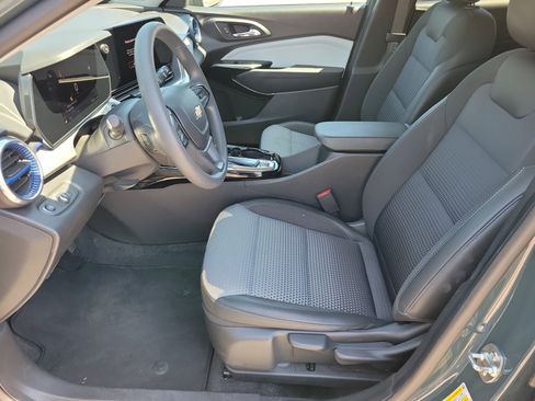 Used 2025 Chevrolet Trax LT FWD image 4