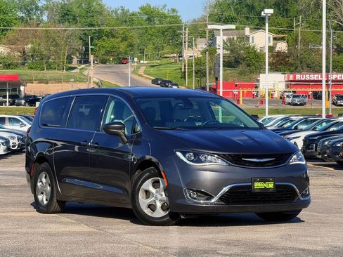 Used 2018 Chrysler Pacifica Touring Plus FWD image 1