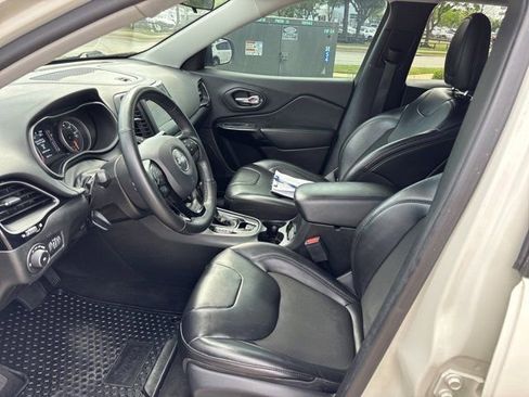 Used 2019 Jeep Cherokee Latitude Plus FWD image 14