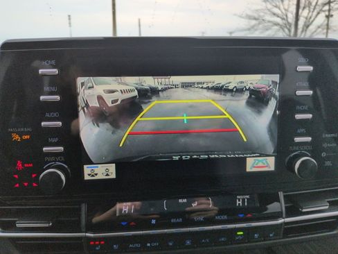 Used 2024 Toyota Sienna Limited image 20