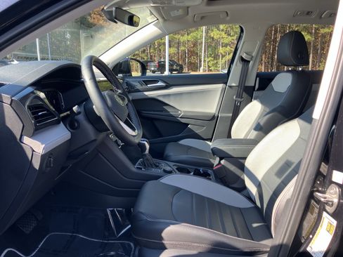 Used 2023 Volkswagen Taos SEL image 16