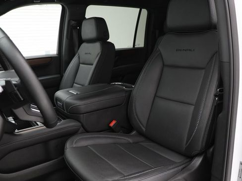 Used 2025 GMC Yukon XL Denali image 17