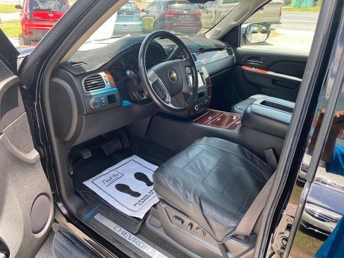 Used 2013 Chevrolet Suburban LTZ RWD image 14