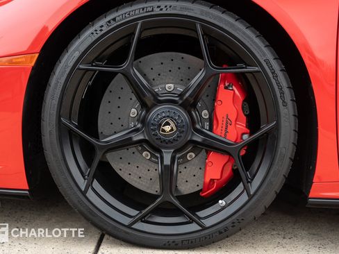 Used 2020 Lamborghini Huracan EVO image 12