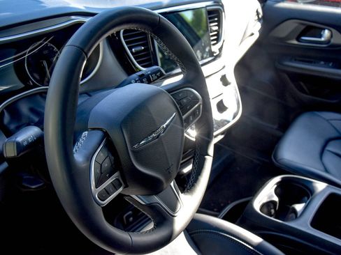 Used 2025 Chrysler Pacifica Select FWD image 21