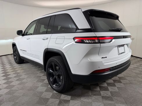 Used 2023 Jeep Grand Cherokee Altitude AWD/4WD image 3