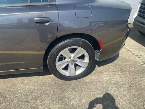 Used 2017 Dodge Charger SXT RWD image 4