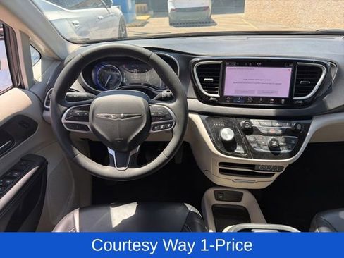 Used 2023 Chrysler Pacifica Touring-L FWD image 11