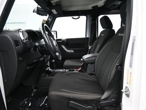 Used 2018 Jeep Wrangler Unlimited Sahara w/ Connectivity Group image 11