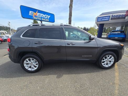 Used 2016 Jeep Cherokee Latitude w/ Cold Weather Group AWD/4WD image 8