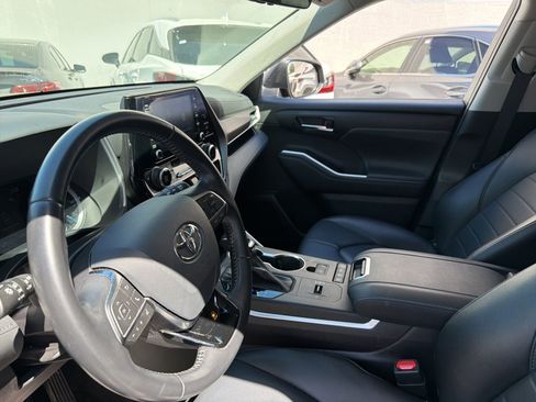 Used 2021 Toyota Highlander XLE AWD/4WD image 5