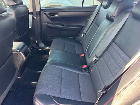 Used 2017 Toyota Camry SE w/ Moonroof Package image 10