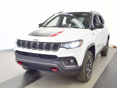 Used 2025 Jeep Compass Trailhawk AWD/4WD image 4