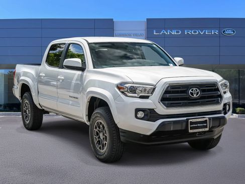 Used 2017 Toyota Tacoma SR5 w/ Tow Package RWD image 3