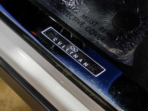 Used 2022 Rolls-Royce Cullinan Black Badge w/ Dark Exterior Package AWD/4WD image 35