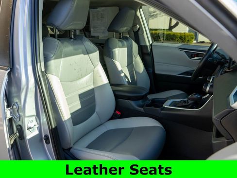 Used 2021 Toyota RAV4 XLE Premium image 9